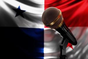 mikrofon på bakgrunden av panamas nationella flagga, realistisk 3d-illustration. musikpris, karaoke, radio och ljudutrustning för inspelningsstudio foto