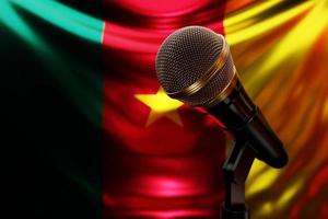 mikrofon på bakgrunden av Kameruns nationella flagga, realistisk 3d-illustration. musikpris, karaoke, radio och ljudutrustning för inspelningsstudio foto