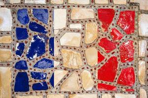 Frankrikes nationella flagga på stenmur bakgrund. flagga banner på sten textur bakgrund. foto