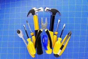 3D-illustration av ett handverktyg för reparation och konstruktionsnivå, skruvmejsel, hammare, tång, måttband. uppsättning verktyg foto