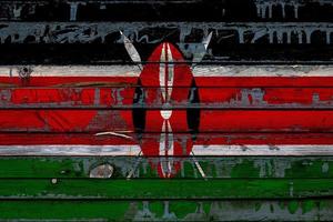 Kenyas nationella flagga är målad på ojämna brädor. landssymbol. foto