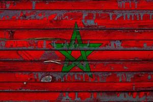 Marockos nationella flagga är målad på ojämna brädor. landssymbol. foto