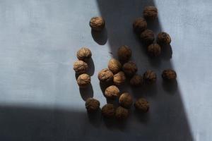 valnötter på rustik bakgrund foto