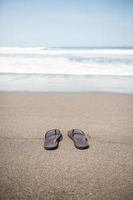 flip flops på stranden foto