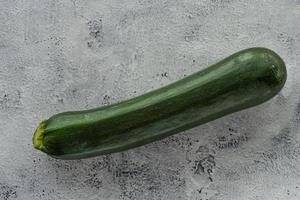 läcker zucchini på rustik bakgrund foto