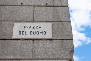 piazza del duomo skylt como italien foto
