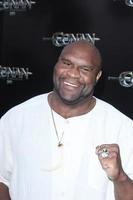 los angeles, 11 augusti - bob sapp anländer till världspremiären av conan the barbarian på regal cinemas la live den 11 augusti 2011 i los angeles, ca. foto