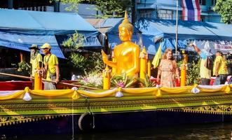 samutsakorn, thailand - juliparadljus och buddhastaty till tempel vid katumban i samutsakorn, thailand den 16 juli 2019.jpg foto