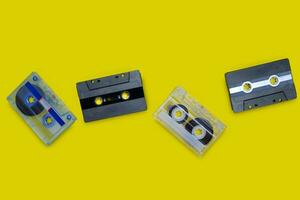 gammalt kompakt kassettband på gul bakgrund foto