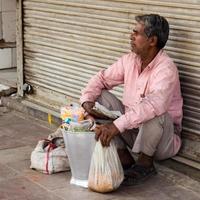 old Delhi, Indien - 15 april 2022 - porträtt av butiksägare eller gatuförsäljare på chandni chowk-marknaden i delhi, gammal delhi gatufotografering foto