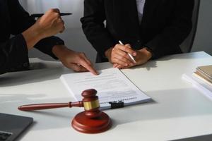 juridik, konsultation, avtal, avtal, advokater ger råd i rättstvister och tecknar kontrakt som advokater för att ta emot klagomål för klienter. koncept advokat. foto