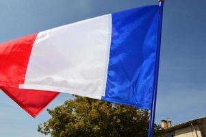 franska flaggan i vinden foto