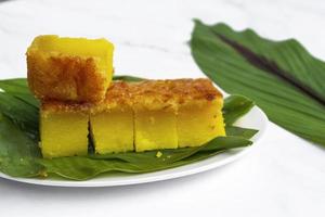 malaysia populärt och traditionellt mellanmål. kuih bingka ubi eller baka tapiokakaka foto