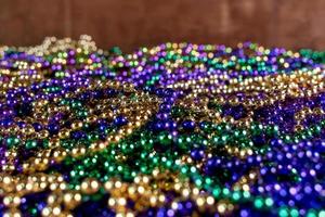 närbild av mardi gras pärlor i hög foto