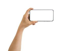 manlig hand som håller smart telefon med vit tom skärm isolerad på vit bakgrund inkluderar urklippsbana. använder för mockup, surfning eller sociala medier, applikation. teknik koncept. foto