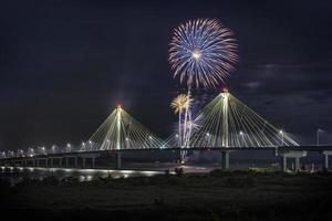 4 juli USA självständighetsfirande fyrverkerier på toppen av Clark Bridge i gränsen mellan Missouri och Illinois, USA foto