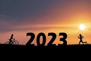 cykeläventyrliga turister som bär cyklar över hinder. gott nytt år 2023 foto