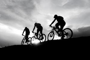 man rider mountainbike äventyr och reseidéer foto