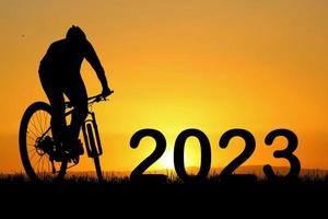 Mountainbike siluett och gott nytt år 2023 foto