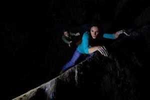 två tjejer tränar bouldering på kvällen foto