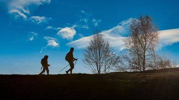 mamma med. barn under backe promenad på siluett foto