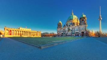 berlin med altes museum lustgarten utsikt över katedralen och tv-tornet foto