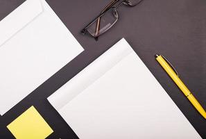 anteckningsblock med gul penna och klistermärken foto