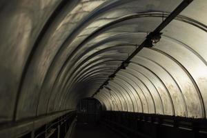tunnel i mörker. kupoltak. detaljer om urban arkitektur på natten. foto