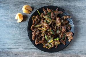 kinesiskt mongoliskt nötkött med lyckokakor platt låg foto