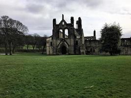 leeds i yorkshire i Storbritannien i mars 2020. utsikt över kirkstall abbey foto