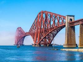 hdr fram bro över firth of forth i edinburgh foto