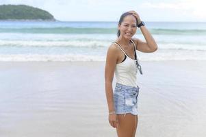 ung vacker kvinna njuter och kopplar av på stranden, sommar, semester, semester, livsstilskoncept. foto