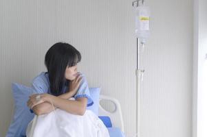 en förtvivlad asiatisk kvinna patient. efter läkarens förklaring att cancern närmade sig slutet av sitt förlopp. foto