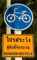 trafikskyltar för förare och cyklister är cykelbanor som varvar resor och motion i samhället. var försiktig med cyklar som använder rutten. foto