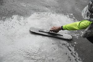 arbetare gör vägytan betong hälla jobb på byggarbetsplatsen foto