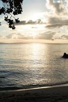 fantastiska skymningsguldljus vid havet och stranden på munnok island, thailand. foto