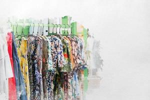 akvarell målad av färgglada blommönster damkläder hänger på grön klädstreck i asien - korea modebutik. foto