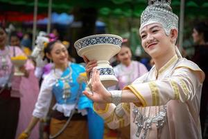 thailändska traditionella attraktiva män, dansar i thailändsk dansstil för lokala aktiviteter. foto