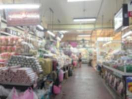 oskärpa av lokal marknad i chiang mai thailand för bakgrundsanvändning foto