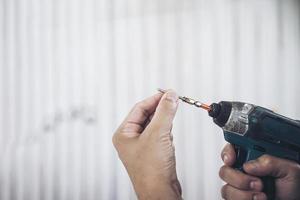 man förbereder elektrisk överfräs laminattrimmer verktygsmaskin - snickarverkstadskoncept foto