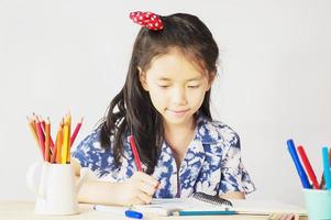 asiatiska vackra barn läser en bok foto