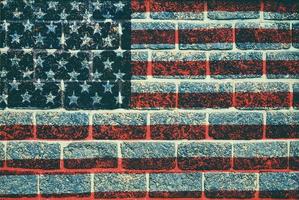 USA flagga överlägg på gammal granit tegelvägg textur för bakgrundsbruk foto