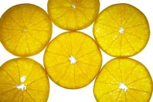 färsk skivad saftig apelsin frukt set över vit bakgrund - tropisk orange frukt textur för bakgrundsbruk foto