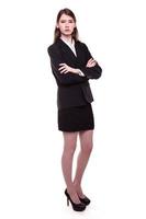 attraktiv säker ung brunett affärskvinna stående med korsade armar
