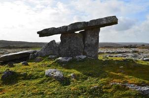 utsikt över poulnabrone dolmen i Irland foto