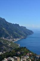 havsklippor och böljande höjder på amalfikusten i Italien foto