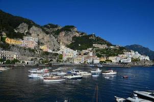 härlig vik i Amalfi längs Salernobukten i Italien foto