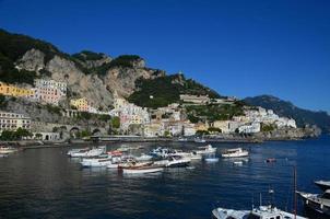 Salernobukten med båtar förankrade och förtöjda i Italien foto
