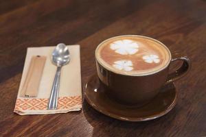 vintage kaffe med latte art dekoration foto
