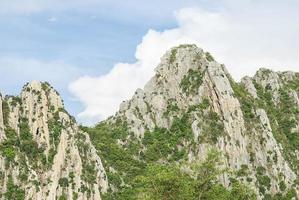 Rock Mountain med blå himmel i Nakhonsawan-provinsen, Thailand foto